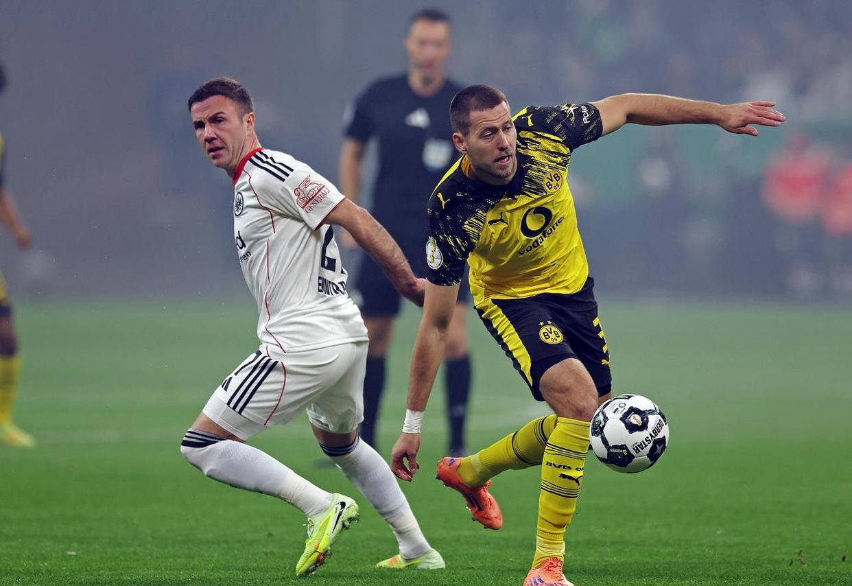 泪目！足协杯冠军奖杯被带回工体，放在已故球迷杨雪的座位旁