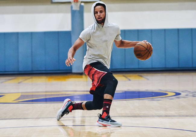 巴甲福塔莱萨门将在4名队友提醒下未注意身后对手，开球时遭抢断丢球