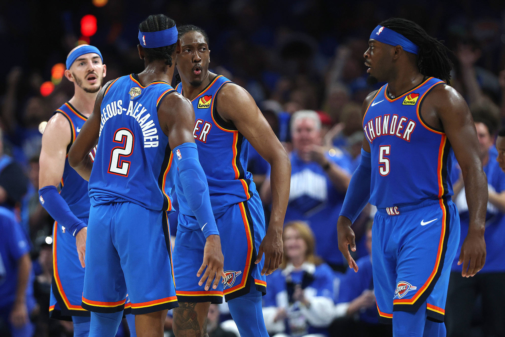 B席：上赛季的表现并不如愿，新赛季我们想提升自己争夺奖杯