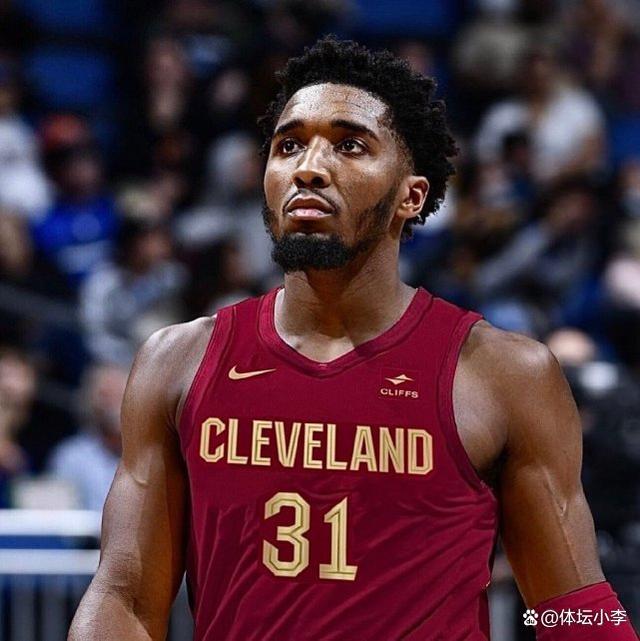 第9分钟 ｜ 伊尔迪兹在禁区内狭小空间摆脱防守起脚射门，穆里奇做出扑救 ⚪️⚫️ #萨索罗尤文 [0-0] 来源：尤文官方推特