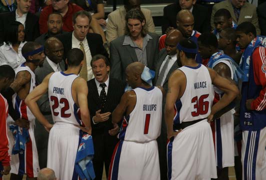 歌名应景，著名歌唱家波切利在世界杯抽签仪式演唱《今夜无人入眠》