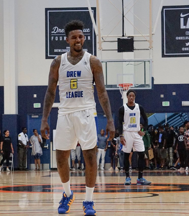 邮报：谢周三连续欠薪三个月，和伯恩利的热身赛被球员罢赛