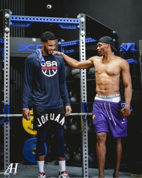 旭旭宝宝直播梦幻西游，直播间热度达82万，DNF官方求玩家回归