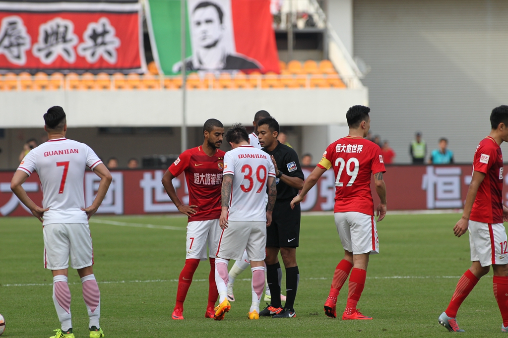 完美表现！哈维·西蒙斯半场传射建功，取得热刺生涯处子球